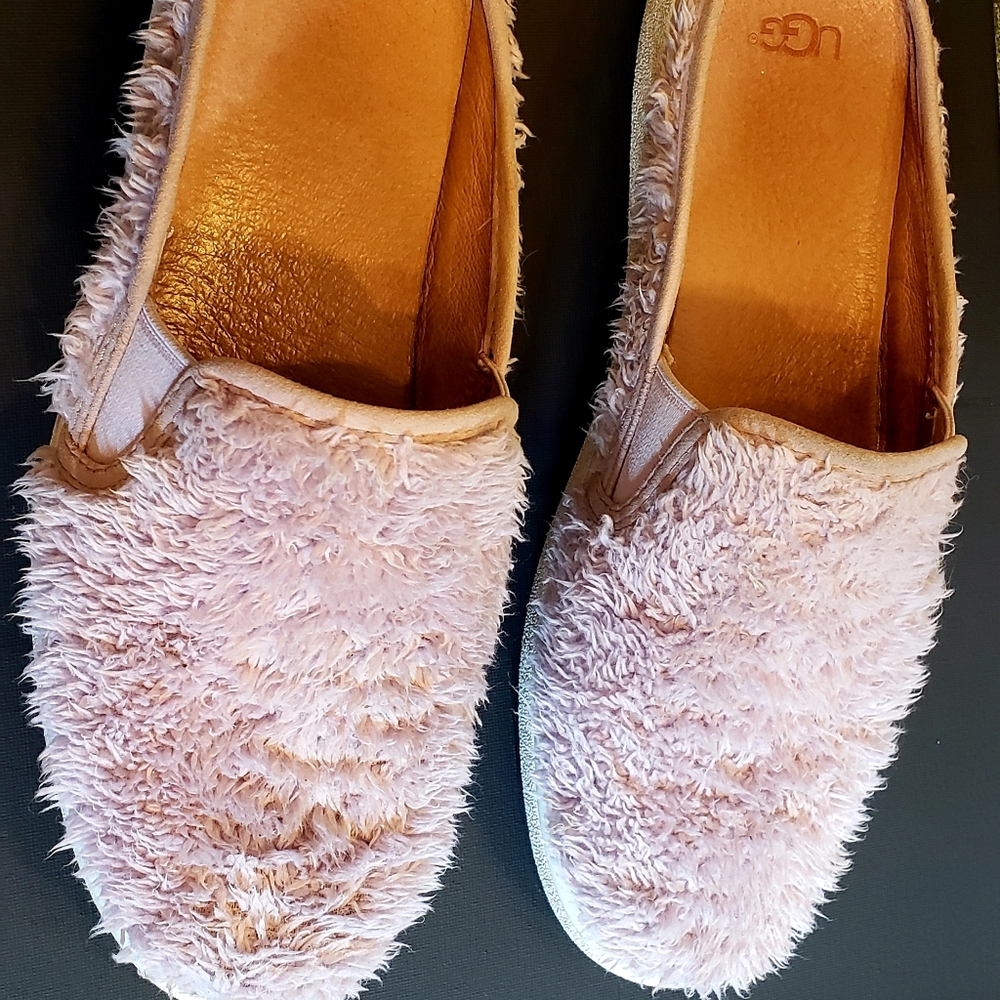 Ugg slid flat in a fuzzy light purple/lavender